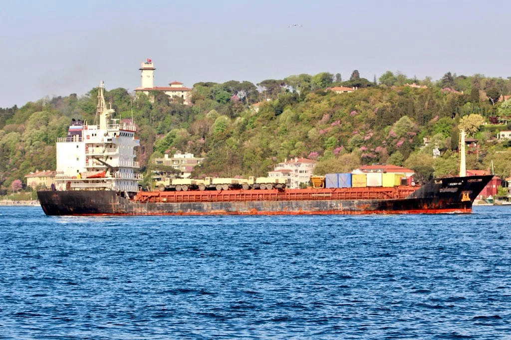 Κάτι μεγάλο σχεδιάζουν στη Συρία – Πάνοπλοι στρατιώτες πάνω στο Kyzyl-60 που πέρασε γεμάτο πολεμικό εξοπλισμό το Βόσπορο